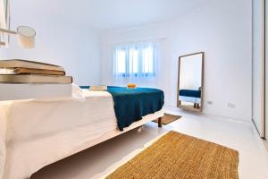 Posteľ alebo postele v izbe v ubytovaní Apartamentos Cotillo Surf