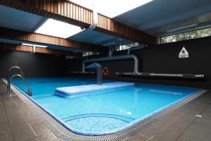 Bazén v ubytování HOT_elarnia Hotel & Spa nebo v jeho okolí