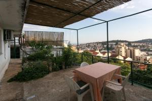 una mesa y sillas en un balcón con vistas en Guest House Barbara en Dubrovnik