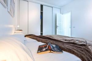 Posteľ alebo postele v izbe v ubytovaní Apartamentos Cotillo Surf