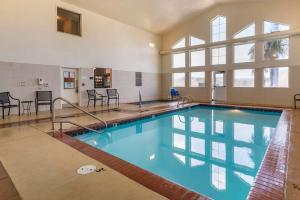 a large swimming pool with blue water in a building at Comfort Inn Roseburg in Roseburg