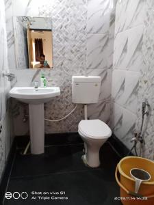A bathroom at Vamoose Sujata Residency