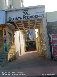 ein Gebäude mit einem Schild, auf dem steht: suka residency in der Unterkunft Vamoose Sujata Residency in Sundargarh