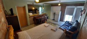 a living room with a couch and a kitchen at Maryfer in Las Grutas