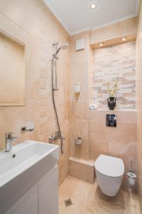 Un baño con ducha, inodoro y lavabo. en АРТ СТУДИО СОФИЯ, en Sofía 14 fotos más