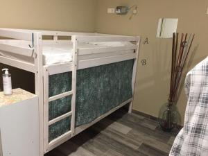 比韦罗Oli Vita Hostel ALBERGUE CON ENCANTO的房间里有几张双层床