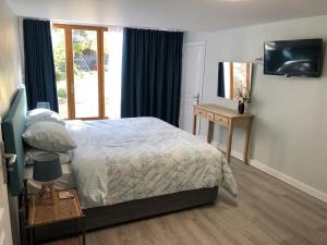 TV a/nebo společenská místnost v ubytování BlanzayAprtment 1bed Pool Bbq Wifi FreeP