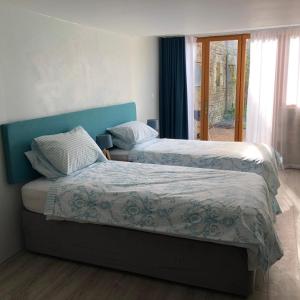 - une chambre avec 2 lits et une fenêtre dans l'établissement Blacksmiths Apartment in Blanzay - 1 bed, à Blanzay