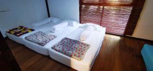 Säng eller sängar i ett rum på Pantai Camara Homestay