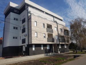 a large white building on the side of a street at Royal Residence Apartmani 2 in Pančevo