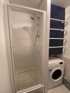 a shower in a bathroom with a washing machine at L'Aéroplage, Appartement Standing Rénové Vacances 40mètres plage in Berck-sur-Mer