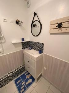 a bathroom with a sink and a mirror on the wall at L'Aéroplage, Appartement Standing Rénové Vacances 40mètres plage in Berck-sur-Mer +18 photos