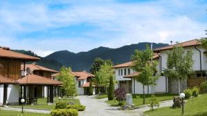 奥雷沙克Къща за гости Volpe - Volpe Guesthouse的山地房子的背景