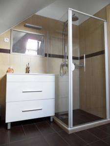 baño con ducha y tocador blanco en Villa Vinea, en Etyek