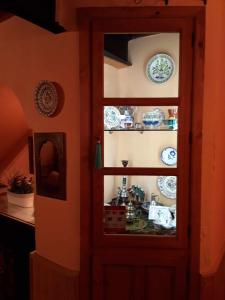 une armoire avec des assiettes et de la vaisselle dans une pièce dans l'établissement Viviendas Turísticas Los Arrayanes, à Ronda