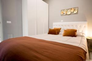 - une chambre avec un grand lit et 2 oreillers dans l'établissement Toffee Matteotti - MY PLACE SANREMO, à Sanremo