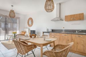 une cuisine et une salle à manger avec une table et des chaises dans l'établissement À 50m de la plage, bel appartement pour 6, à Pléneuf-Val-André 14 autres photos
