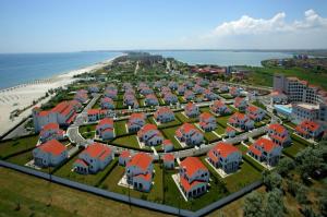 - une vue aérienne sur un complexe près de la plage dans l'établissement Arena Regia Hotel & Spa - Marina Regia Residence, à Mamaia Nord – Năvodari