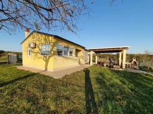 Το κτήριο όπου στεγάζεται  η παραθεριστική κατοικία