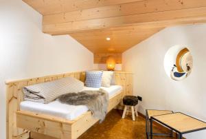 een slaapkamer met een bed in een kamer bij Ferienwohnung Sonja in Elmen