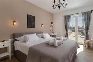 Ένα ή περισσότερα κρεβάτια σε δωμάτιο στο Villa Mediterra Prima +30 φωτογραφίες
