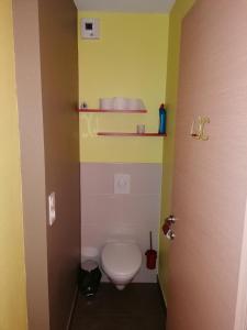 La salle de bains est pourvue de toilettes blanches. dans l'établissement LE SAINT FLORENT, à Oletta