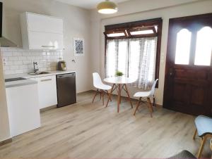 cocina y comedor con mesa y sillas en Elias Apartments, en Nydri