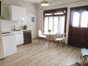 a kitchen and dining room with a table and chairs at Elias Apartments in Nydri
