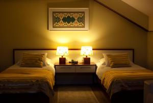 Ένα ή περισσότερα κρεβάτια σε δωμάτιο στο Hotel Sokrat