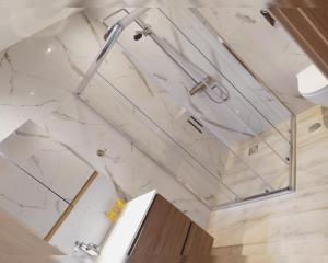 ニドリにあるElias Apartmentsの大理石の天井のバスルーム(シャワー付)が備わります。