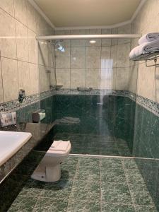 Um banheiro em Astron Suítes São José dos Pinhais by Nobile mais 30 fotos