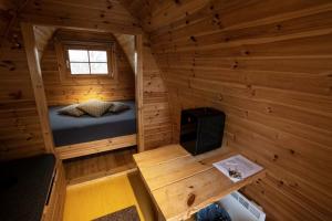 Гостиная зона в Fossatun Camping Pods & Cottages - Sleeping Bag Accommodation
