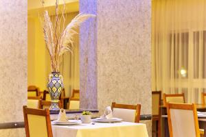uma sala de jantar com uma mesa com um vaso sobre ela em Hotel Tildi Hotel & Spa em Agadir