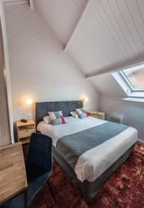 Postel nebo postele na pokoji v ubytování Logis Hôtel & Restaurant - Les Hauts de Montreuil + 37 fotografií