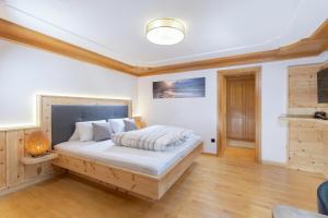 ein Schlafzimmer mit einem großen Bett in einem Zimmer in der Unterkunft Ferienwohnung Sonja in Elmen