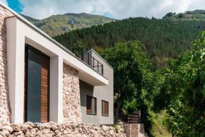 ein Haus an der Seite eines Berges in der Unterkunft Rifugio del Gran Sasso in Assergi