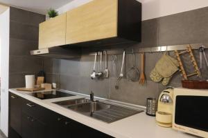 uma cozinha com um lavatório e uma bancada em Rifugio del Gran Sasso em Assergi