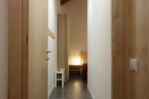 Un pasillo con una habitación con una cama y una mesa en Rifugio del Gran Sasso en Assergi