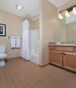 y baño con aseo, lavabo y ducha. en WorldMark Big Bear Lake, en Big Bear Lake