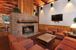 a living room with a fireplace and a tv at WorldMark Big Bear Lake in Big Bear Lake