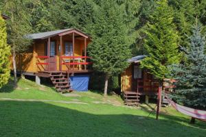Um jardim no exterior de Domki Pod Wzgórzem