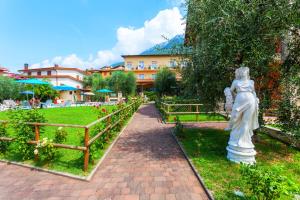 A garden outside Hotel Villa Isabella