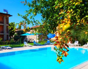The swimming pool at or close to Hotel Villa Isabella