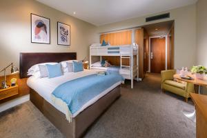 um quarto com uma cama e um beliche em Manor West Hotel & Leisure Club em Tralee