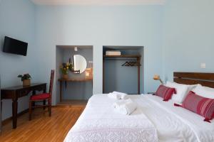 A bed or beds in a room at Kalamata Art Rooms