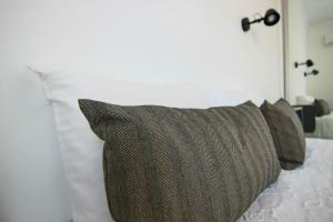 una cama con dos almohadas encima en Phaedrus Living: Seaside Modern Flat Lighthouse 63, en Pafos