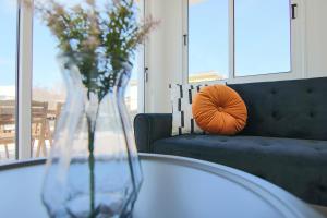 Un jarrón con flores sobre una mesa en una sala de estar. en Phaedrus Living: Seaside Modern Flat Lighthouse 63, en Pafos