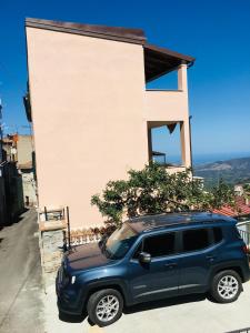 Un todoterreno azul estacionado frente a una casa en Alba Rosa Niususu, en Lanusei