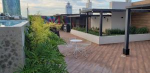 a patio with a table and chairs on a building at Studio amplio y comodo en Equipetrol in Santa Cruz de la Sierra