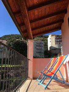 una silla de playa colorida sentada en un balcón en Alba Rosa Niususu en Lanusei